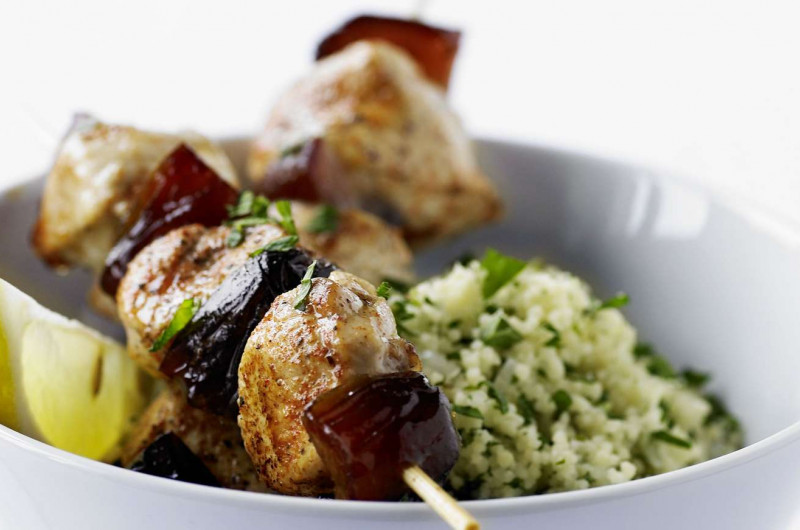 Couscous aux herbes avec brochettes de poulet aux dattes