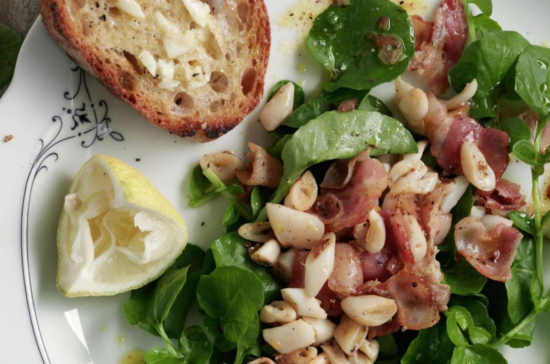 Salade de couteaux tièdes avec baguette à l'ail