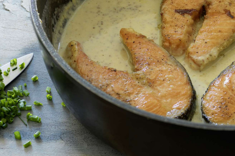 Tranche de saumon en sauce à la moutarde Pommery