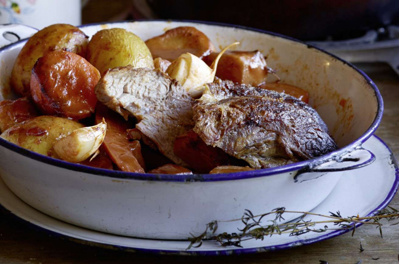 Gigot d’agneau et légumes-racines en cocotte