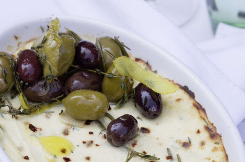 Ricotta gratinée aux fines herbes et aux olives