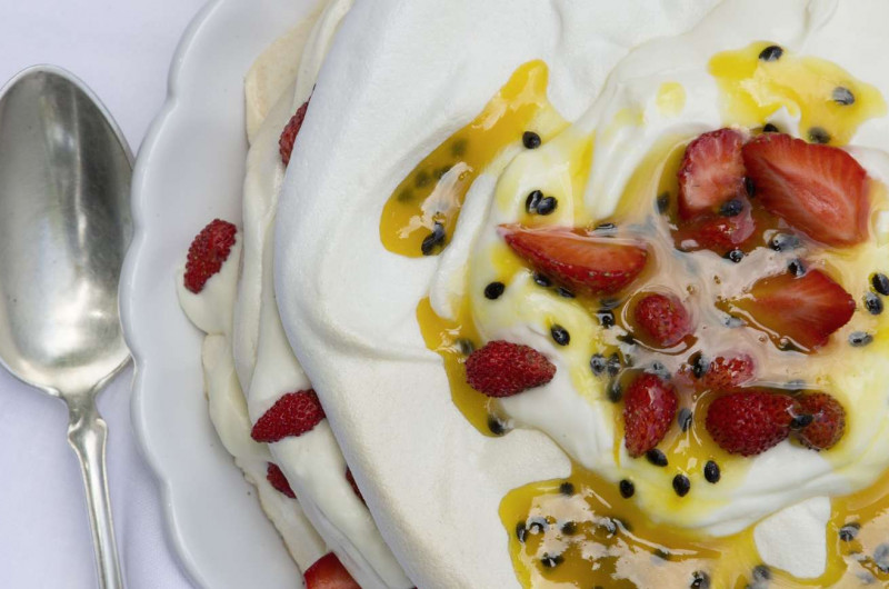 Tourte meringuée avec coulis de fruits de la passion