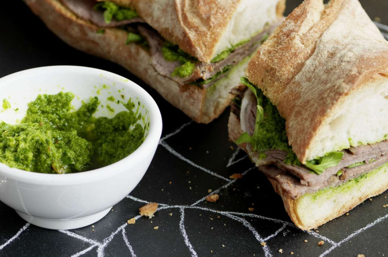 Sandwich au bouilli de bœuf et Chimichurri