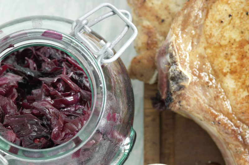Côtelette de porc avec confit de chicorée rouge