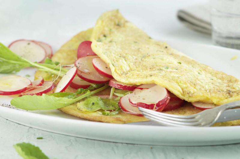 Omelette fourrée aux radis roses