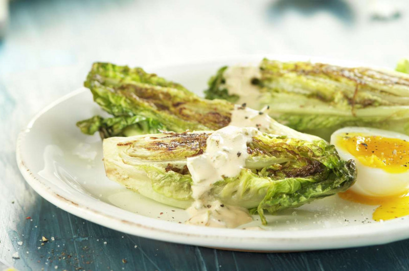 Laitue romaine poêlée et œuf mollet