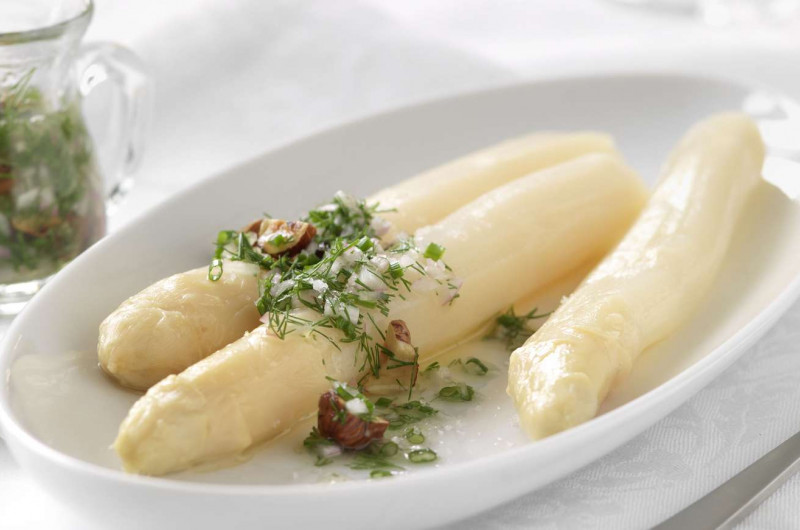 Asperges blanches avec vinaigrette aux fines herbes et aux noisettes