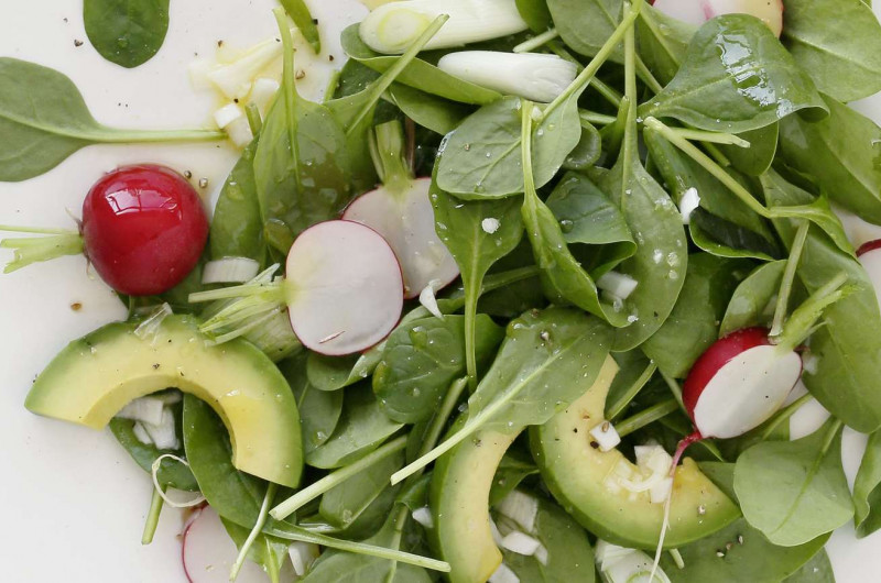 Salade d’épinards avec radis roses, avocat et vinaigrette au citron