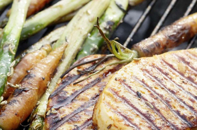 Fromage grillé, asperges et carottes marinées aux graines de fenouil