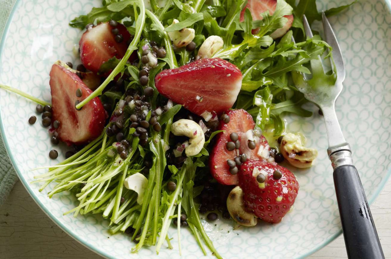 Salade de roquette, fraises et lentilles avec noix de cajou et vinaigrette au miel