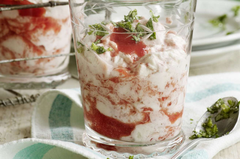 Crème marbrée aux fraises avec sucre au basilic