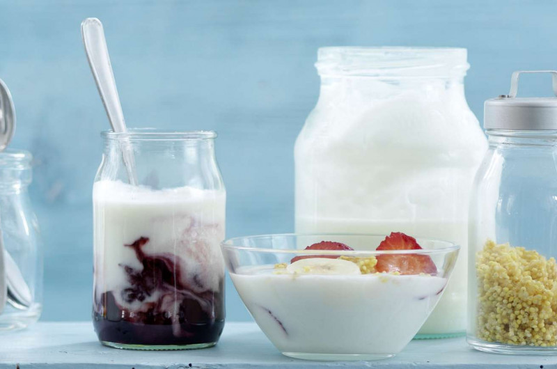 Yogourt avec croustillant au millet, banane et fraises