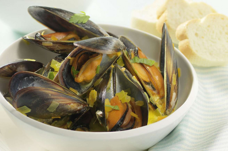 Moules à la sauce safran avec poireau et carottes