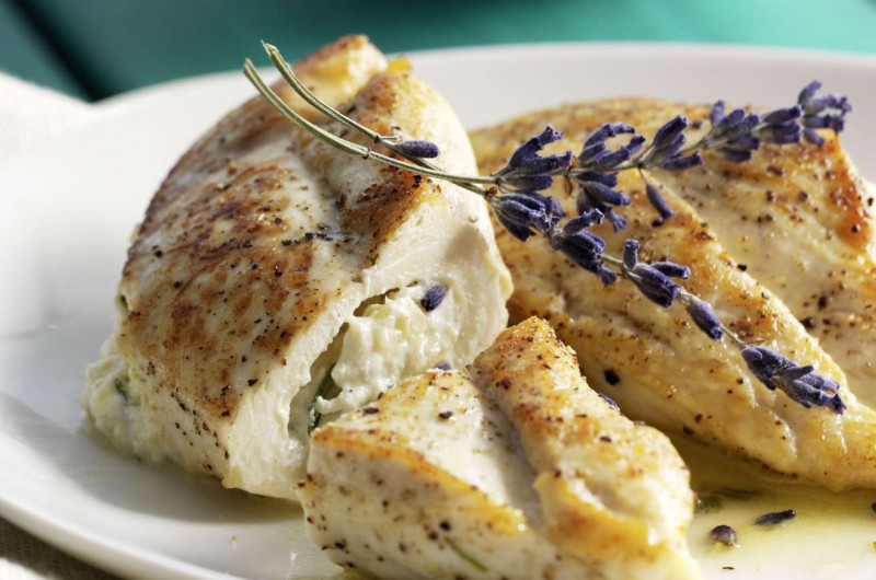 Poitrines de poulet farcies à la lavande