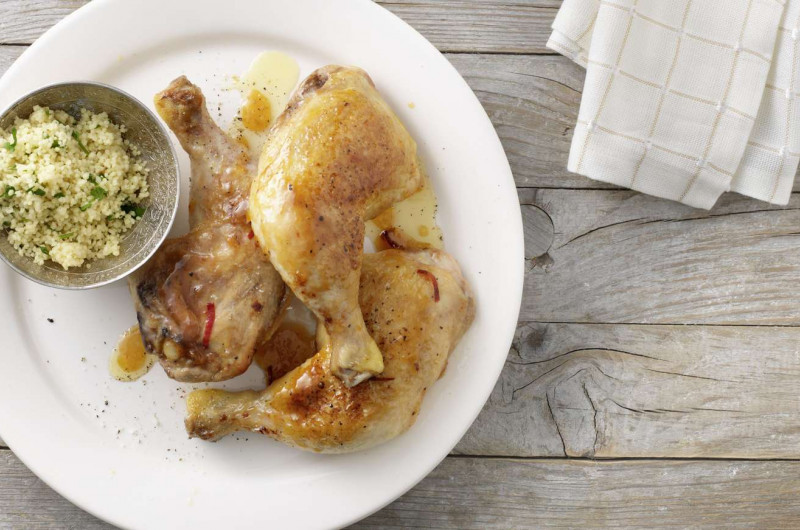 Cuisses de poulet glacées à l’abricot et à l’ail