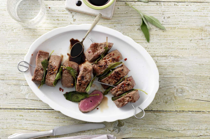 Brochettes d’agneau relevées avec sauce balsamique