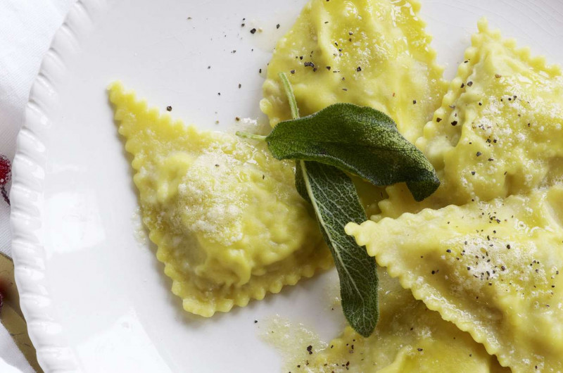 Ravioli au safran farcis aux bolets et beurre à la sauge