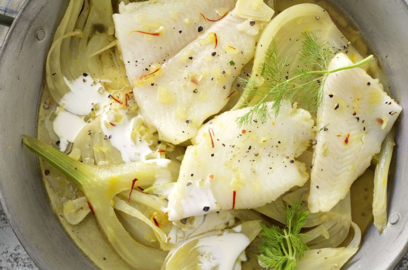 Flétan au court-bouillon avec safran et fenouil