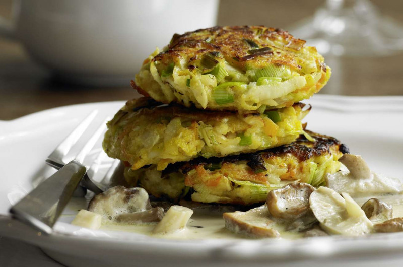 Galettes de légumes sur sauce aux champignons