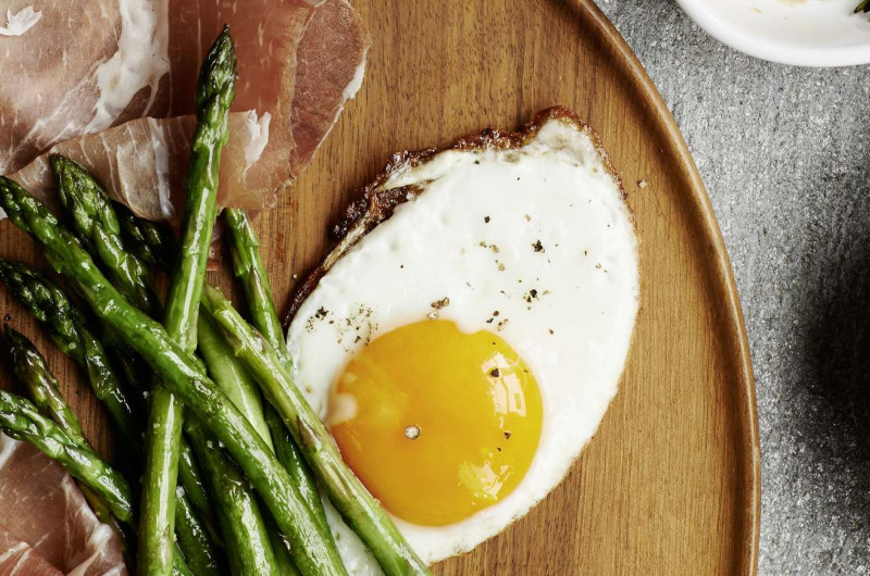 Asperges, œuf au plat et jambon de Parme