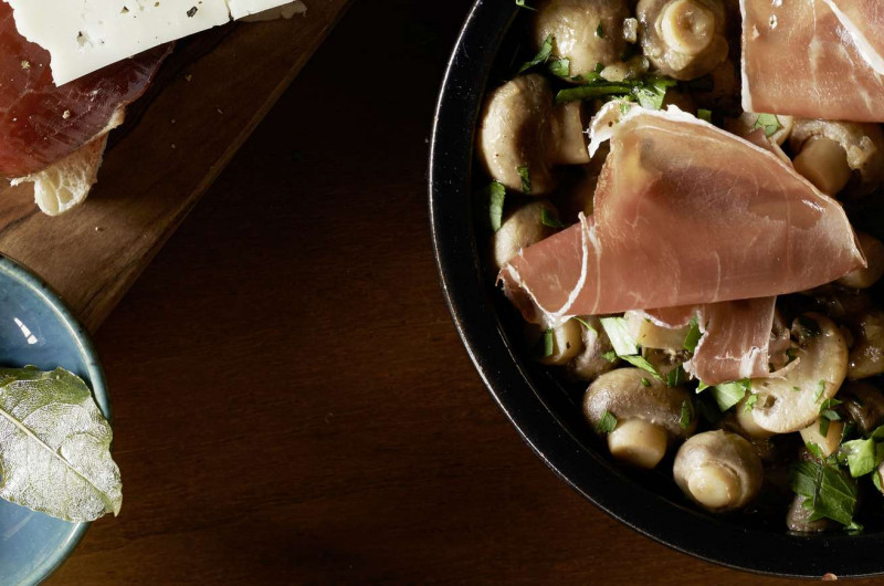 Champignons de Paris au xérès avec jamón serrano