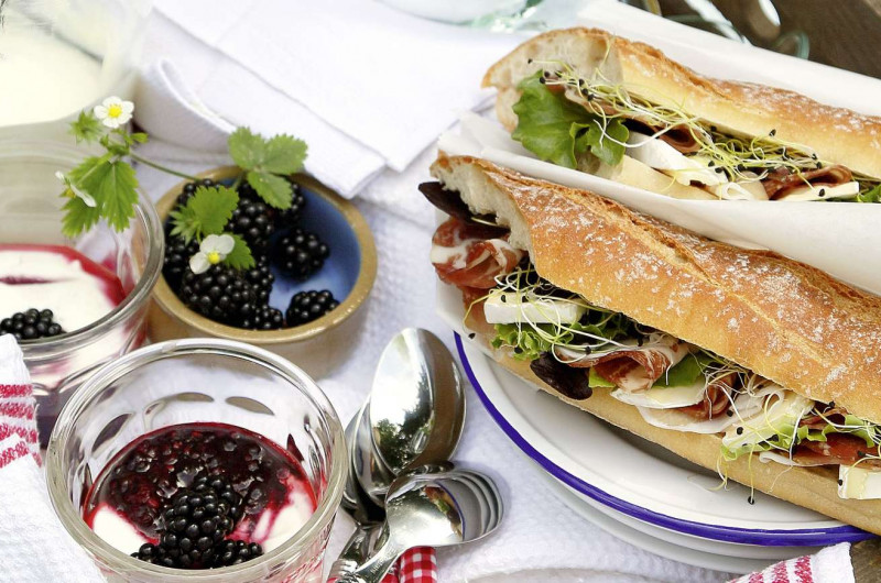 Sandwich au fromage et à la charcuterie