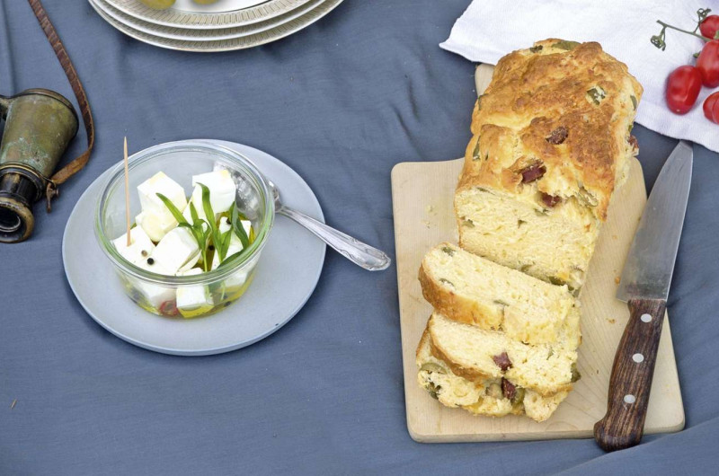 Pain aux olives et au gendarme