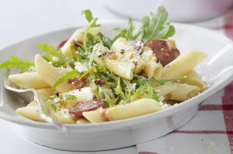 Penne avec roquette, ail, chorizo et parmesan