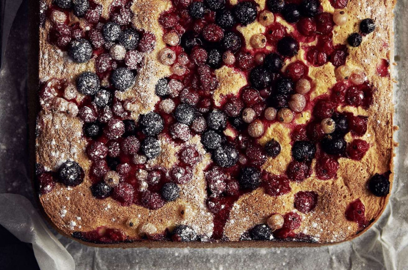 Gâteau aux groseilles avec crème vanille