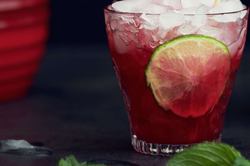 Cocktail aux groseilles et à la menthe