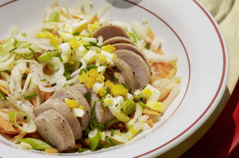 Salade de cervelas aux légumes et aux œufs