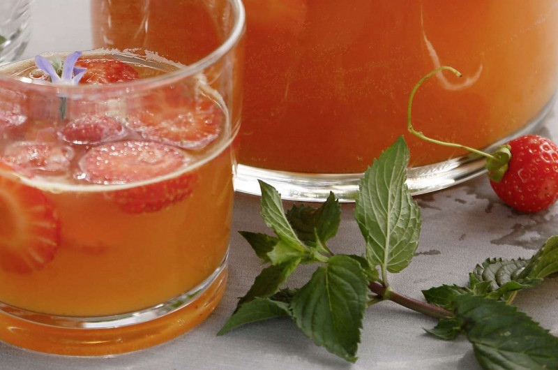 Punch aux fraises et aux fruits de la passion avec fleurs