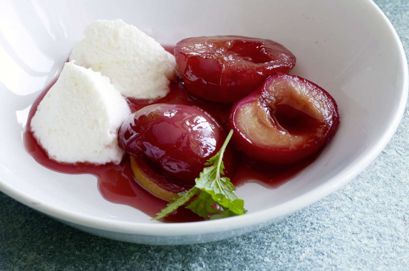 Mousse de mascarpone au citron et prunes rouges