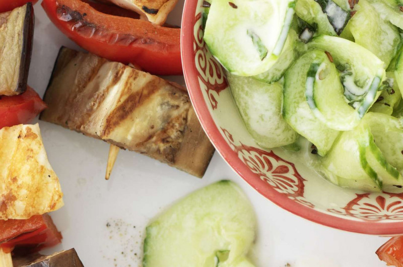 Brochettes de halloumi avec salade de concombre à la menthe