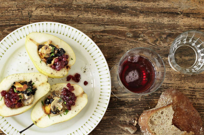 Poires braisées avec champignons et airelles