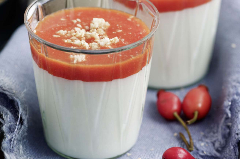 Mousse de yogourt avec coulis de cynorrhodons