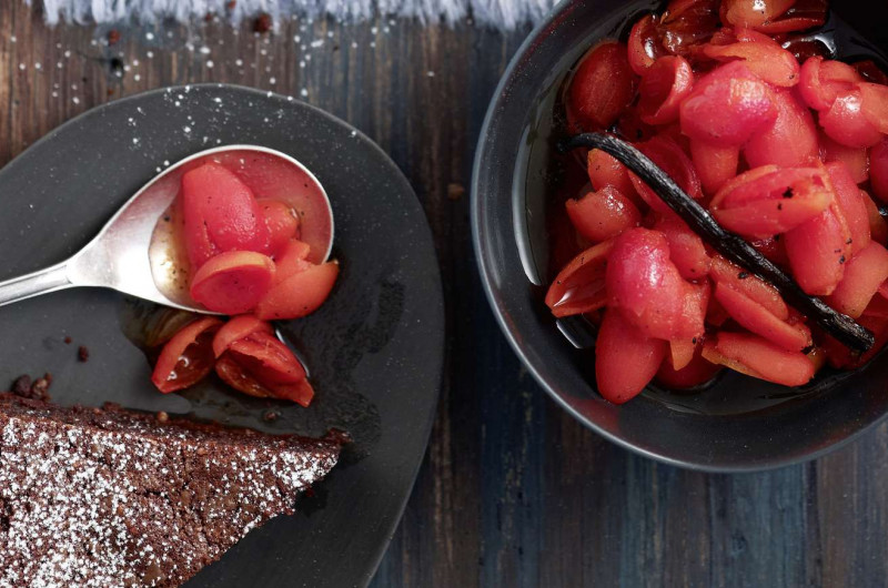 Compote de cynorrhodons avec gâteau au chocolat