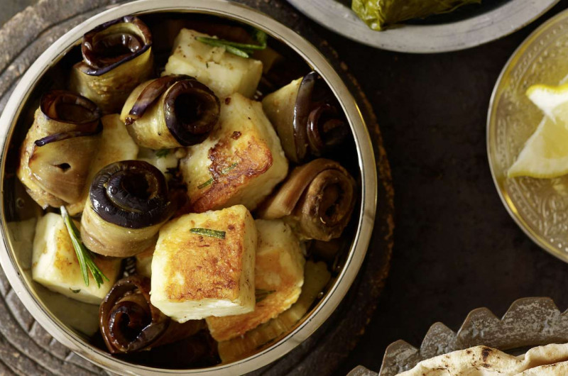 Roulés d’aubergine à la harissa et halloumi