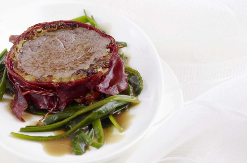 Médaillon de filet de boeuf avec fruits séchés