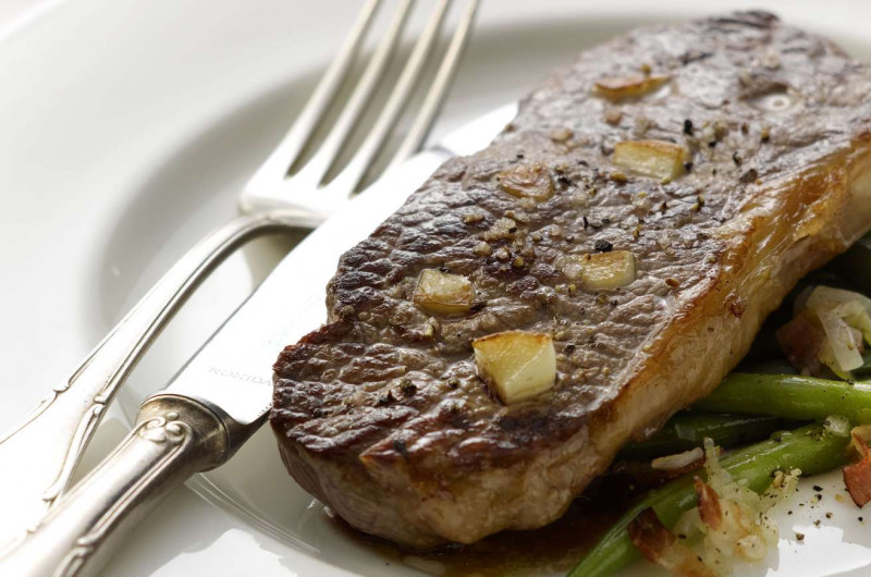 Entrecôte de bœuf piquée