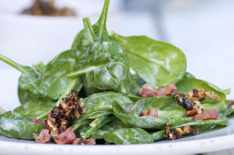Salade d’épinards et nougatine à l’ail