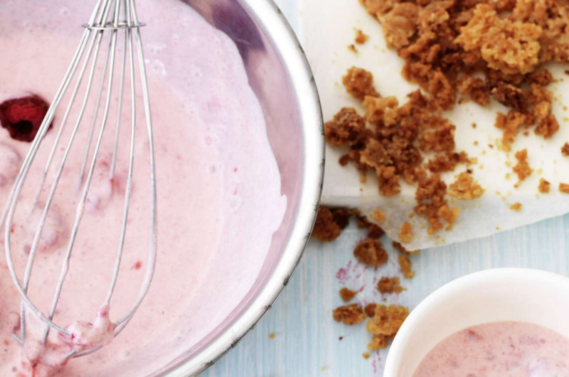 Crème aux framboises avec crumble