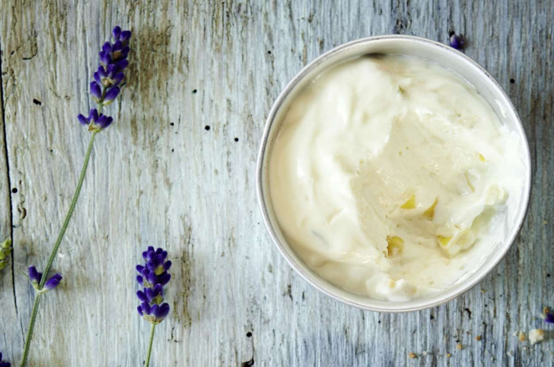 Mousse de fromage frais avec grains de maïs