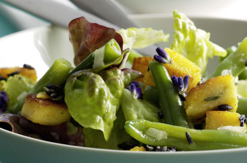 Salade d'été aux croûtons de polenta à la lavande