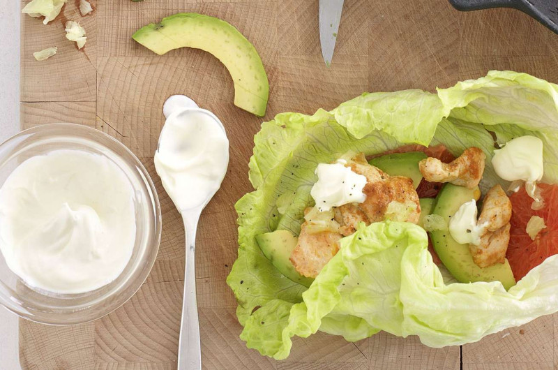 Wraps de salade avec poulet, grapefruit et avocat