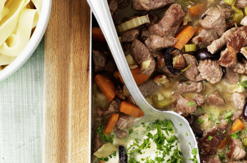Viande d’agneau avec noisettes et olives