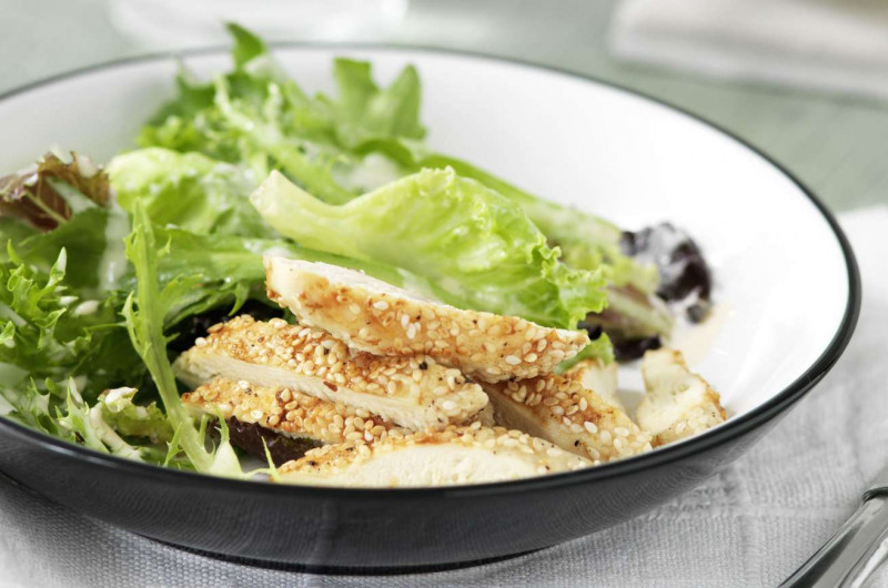 Salade de poulet au sésame avec sauce au yogourt