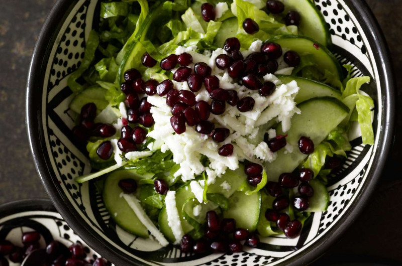 Salade aux graines de grenade avec fromage de brebis