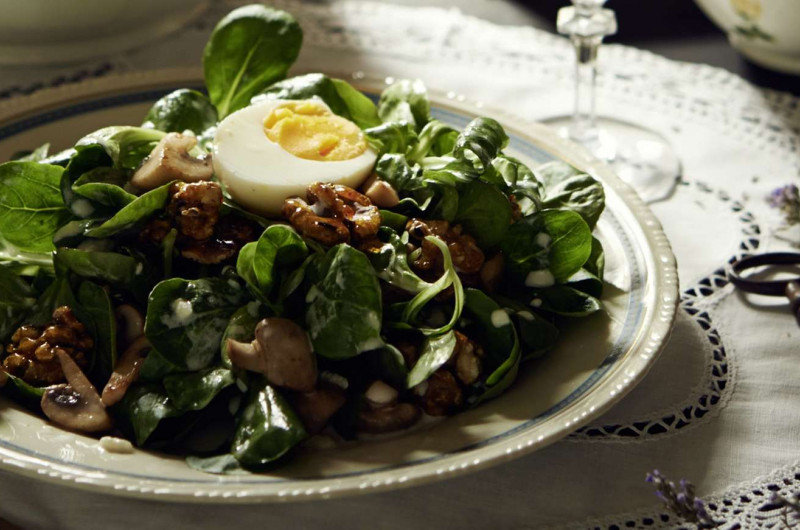 Salade de doucette avec noix, champignons et œuf