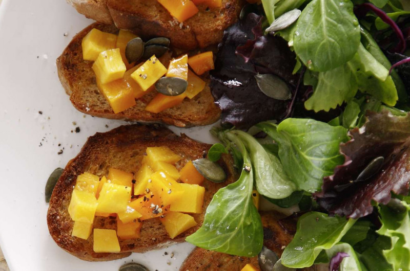 Salade d'hiver avec crostini à la courge